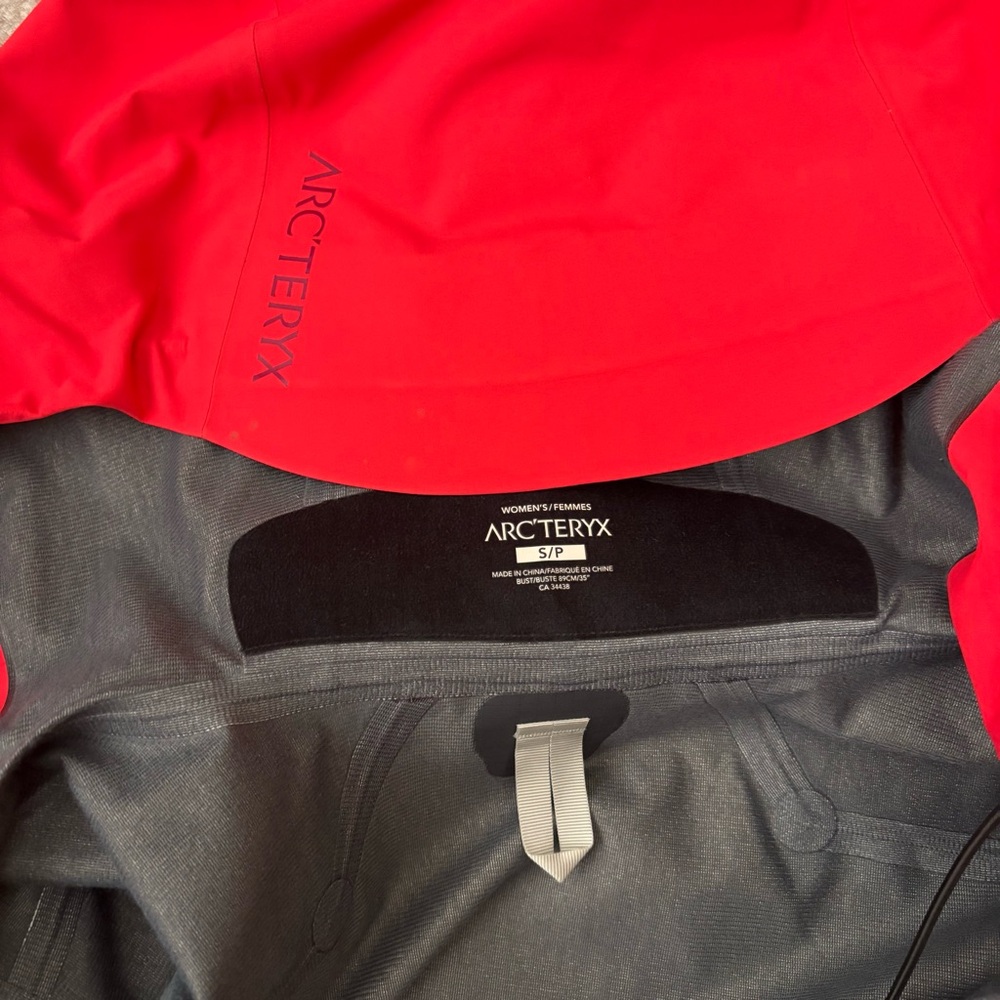 Arc’teryx Women’s Hooded Rain Jacket Gore Tex Purple/Red Size S NWOT - Picture 8 of 8